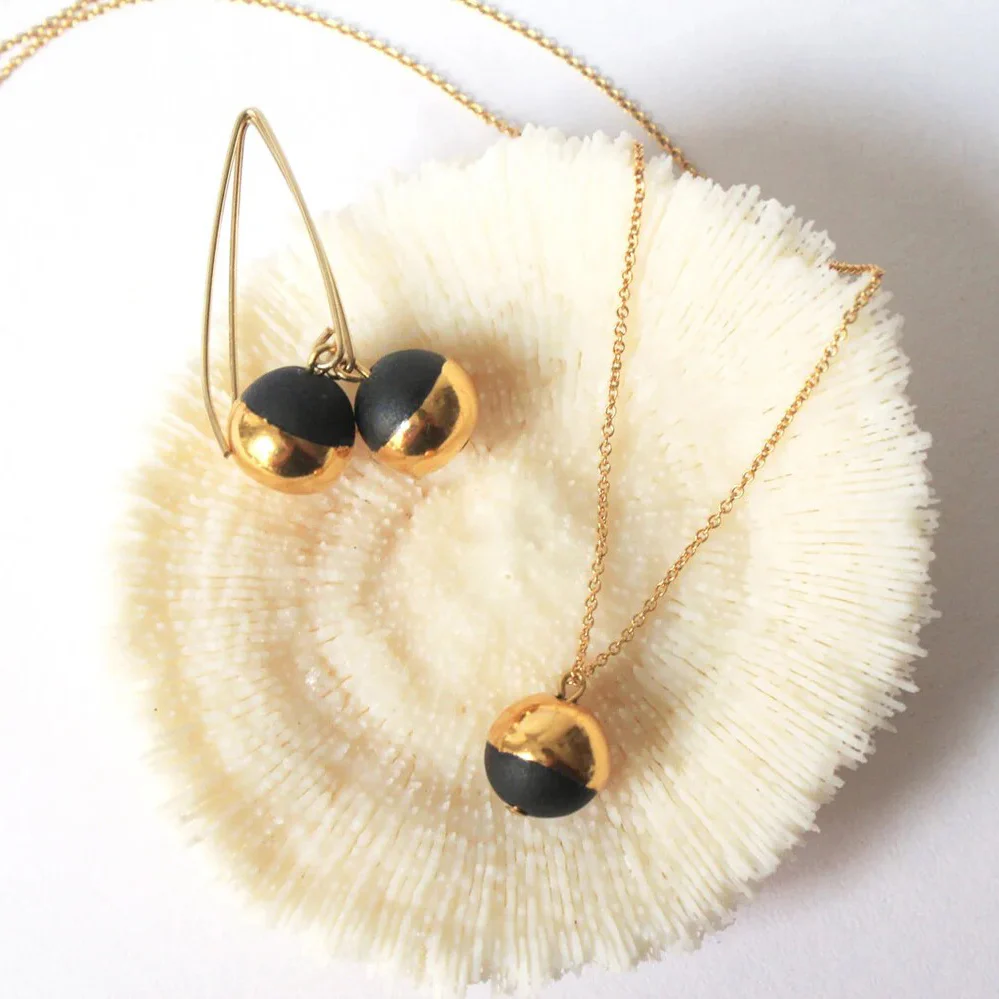 Gold Dipped Pearl Necklace: Black - Image 2